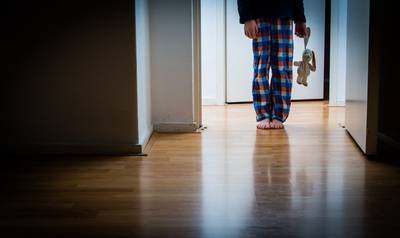 Politie vindt zwaar verwaarloosde jochies in flat: ‘ze vertoonden dierlijk gedrag’