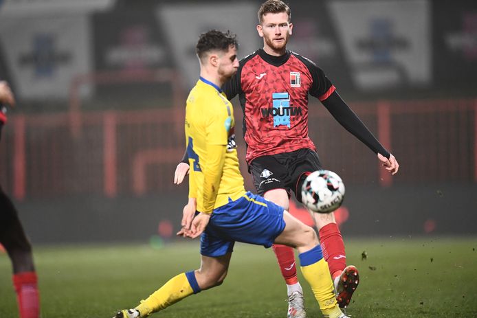 Florian Le Joncour (r.) gaat in duel met Kyan Vaesen, afgelopen dinsdag de uitblinker bij leider Westerlo.