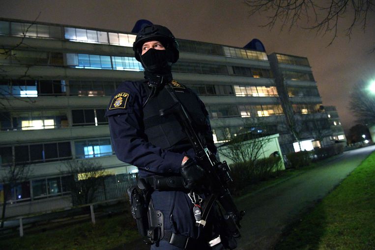 Een agent voor het politiebureau in Rosengård, na de explosie afgelopen winter Beeld AFP