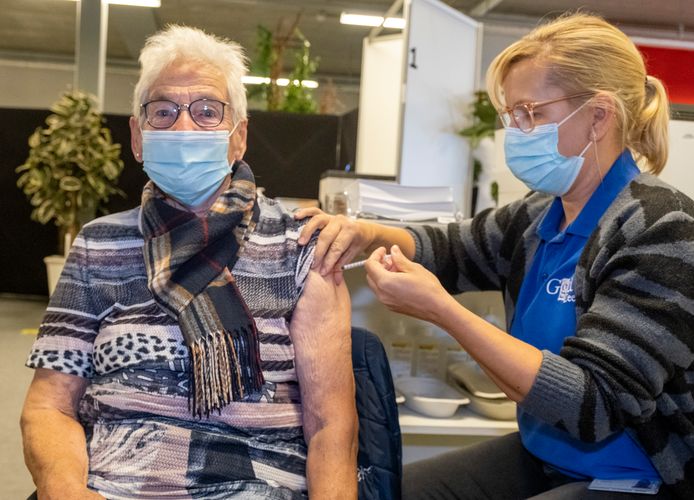 Janny Joosen krijgt jaar booster-vaccinatie.