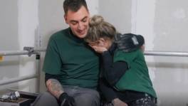 Dieter en Romy pinken een traantje weg na videocall met hun kindjes ...