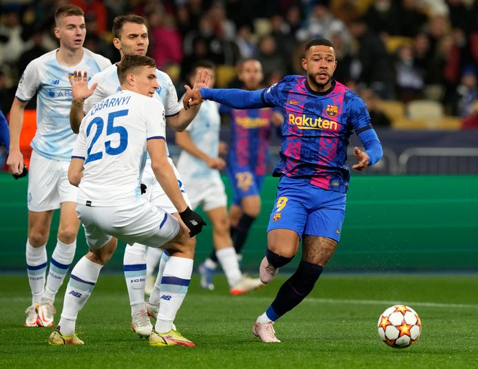 Memphis Depay probeert langs Illia Zabarnyi te komen.