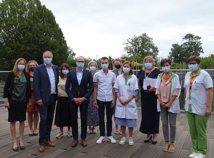 Vlaams minister Ben Weyts (N-VA) bracht een bezoek aan de ziekenhuisschool van Inkendaal in Vlezenbeek.