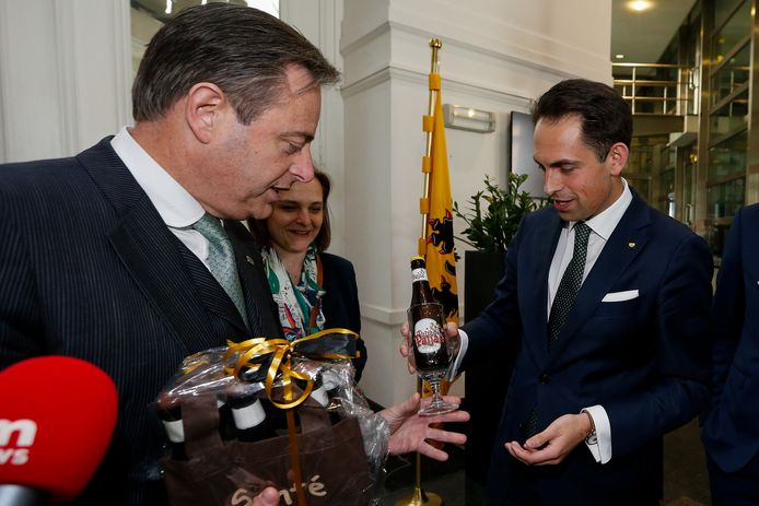 Vlaams Belang-voorzitter Van Grieken en N-VA-voorzitter De Wever geven elkaar Paljasbier.