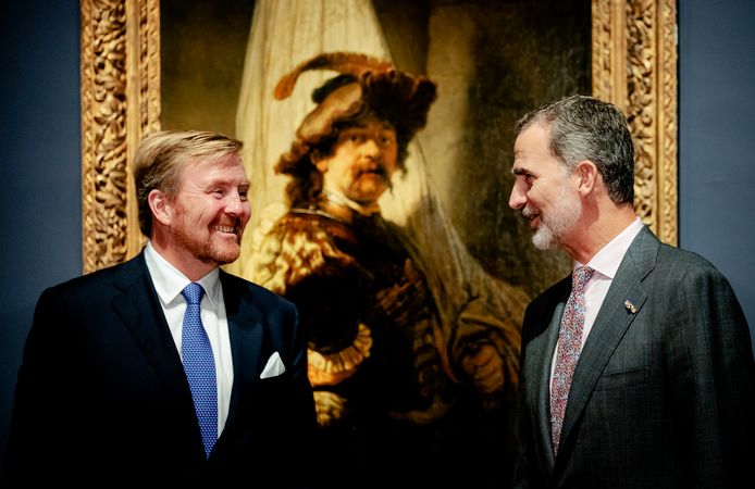 Koning Willem-Alexander en Koning Felipe VI staan voor het schilderij De Vaandeldrager, tijdens een rondleiding over de tentoonstelling Rembrandt-Velazquez. Nederlandse en Spaanse Meesters in het Rijksmuseum.