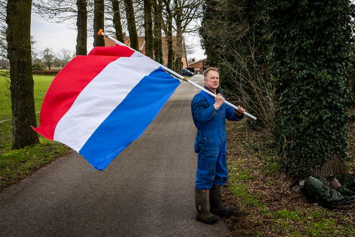 Melkveehouder Walter Luttikhuis heeft de Nederlandse vlag bij zijn melkveehouderij weer omgedraaid na de winst van BBB.