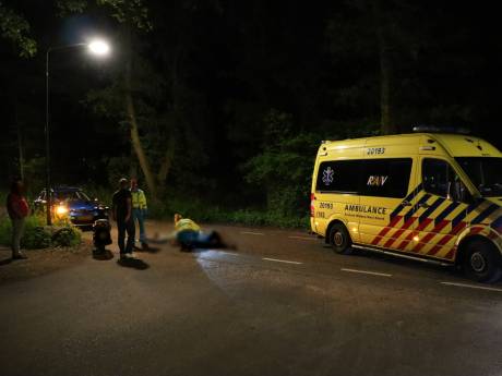 Scooterrijdster (50) wijkt uit voor overstekend wild en komt ten val in Kaatsheuvel