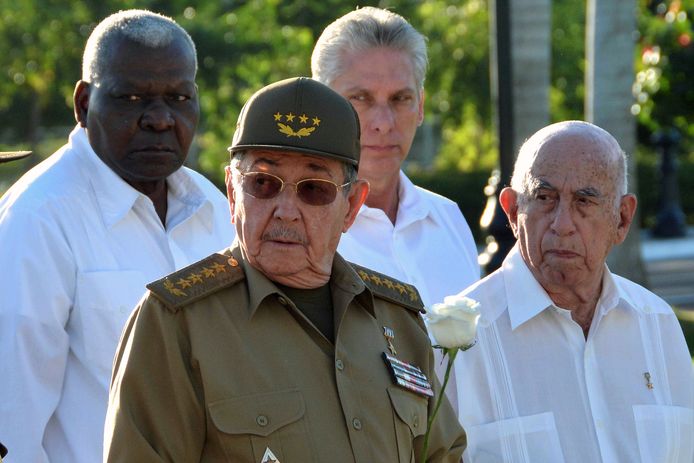 De Cubaanse president Raul Castro (midden) en de Cubaanse vice-president Miguel Diaz Canel (rechts).