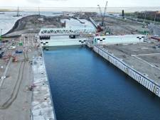 Hapje voor hapje komt de doorgang naar de nieuwe zeesluis in Terneuzen in zicht