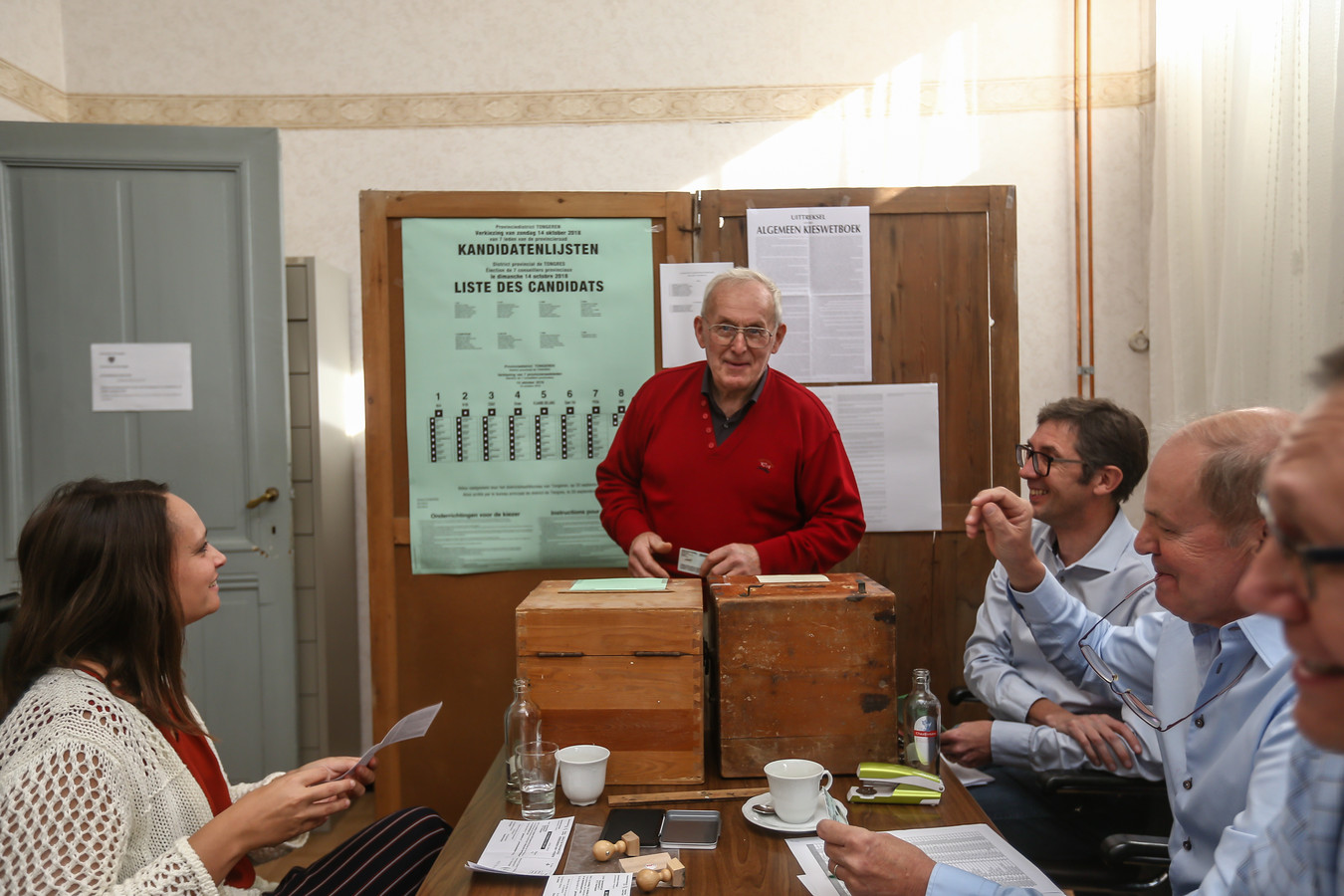 Serge Louwet, oud-burgemeester en raadslid in Herstappe, brengt een dag na de vechtpartij zijn stem uit in het gemeentehuis.