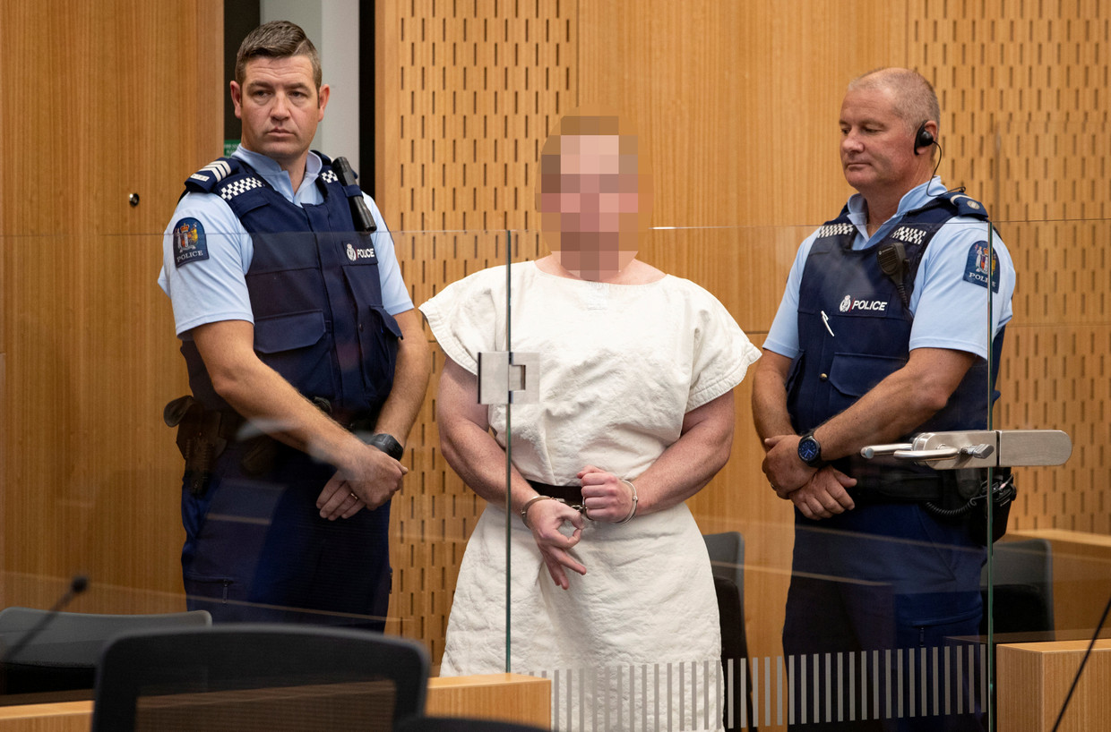 Brenton Tarrant maakt in de rechtszaal een gebaar dat wordt gelinkt aan witte suprematisten.  Beeld Reuters