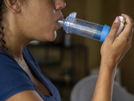 Meer klachten na gebruik van nieuwe astma-inhalator: van hoesten tot verminderde longfunctie