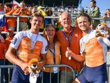 Rik en Ralf Rienks gaan na lange omweg alsnog hun ouders achterna als roeiers in de Holland Acht