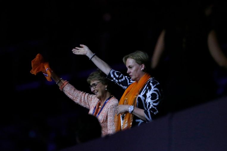 Prinses Margriet (links) zwaait naar de Nederlandse delegatie. Beeld anp