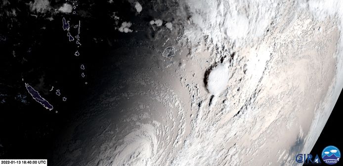 Satellietbeeld van de krachtige onderzeese vulkaanuitbarsting in de Stille Oceaan, in de buurt van eilandstaat Tonga.