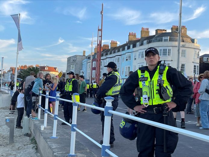 Politie met oproerbeschermingsapparatuur patrouilleert op de esplanade aan de kust na een anti-immigratieprotest in Weymouth, Groot-Brittannië, 4 augustus 2024. REUTERS/Josephine Mason GEEN DOORVERKOOP. GEEN ARCHIEVEN