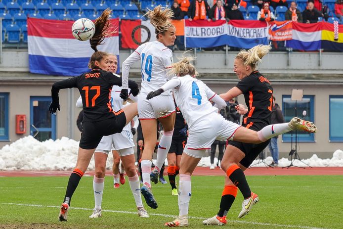 Stefanie van der Gragt (rechts) kopt de Leeuwinnen op gelijke hoogte.