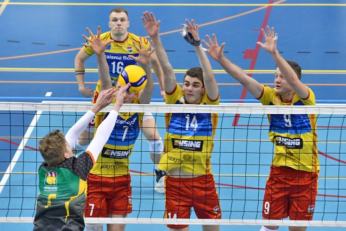 Syl Meijs (links, nr. 7) mocht woensdagavond tegen PDK Huizen  weer eens als spelverdeler in de basis starten.