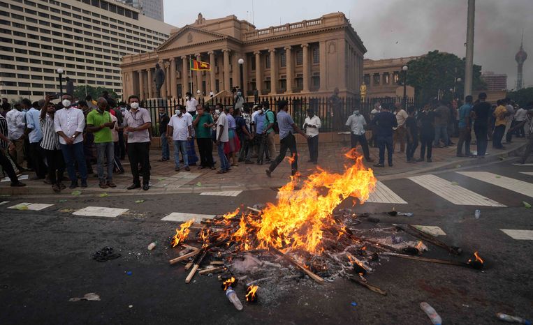 Protest voor het kantoor van president Gotabaya Rajapaksa in Colombo, afgelopen maart. Beeld Eranga Jayawardena/AP