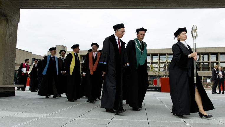 Een cortege van hoogleraren tijdens de opening van het academisch jaar op de Erasmus Universiteit. Beeld anp