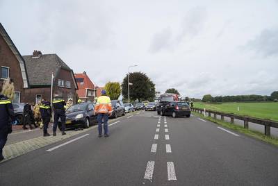 Lijkwagen geramd bij dubbele kop-staartbotsing op N348; moeder en dochter gewond