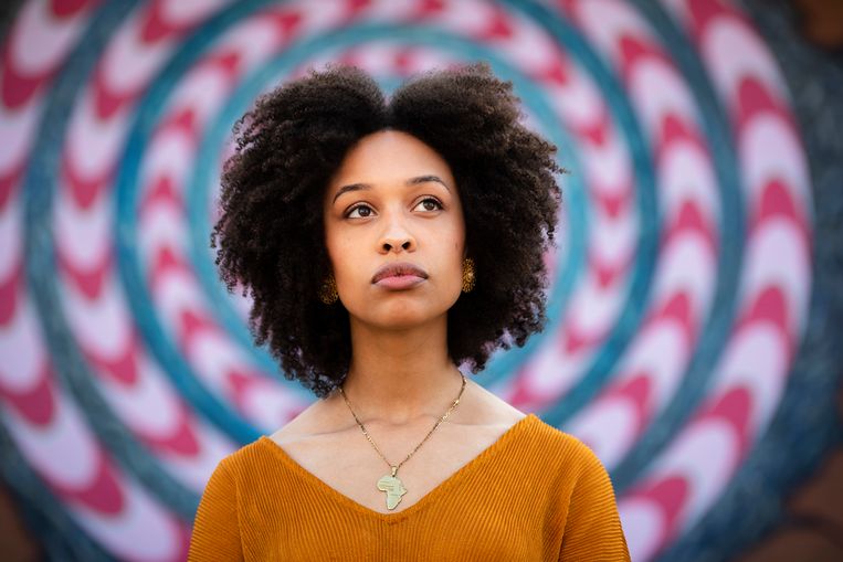 Esohe Weyden, spokenwordartiest en campusdichter van Universiteit Antwerpen: 'Streling voor ziel en oog.' Beeld Jonathan Ramael
