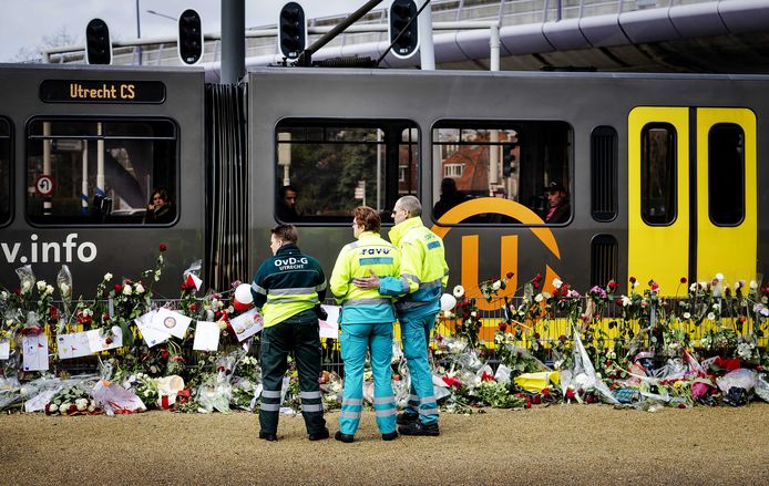 Hulpverleners op de plek waar Tanis  vier mensen doodschoot in de tram. Het tramverkeer hernam enkele uren na de aanslag.