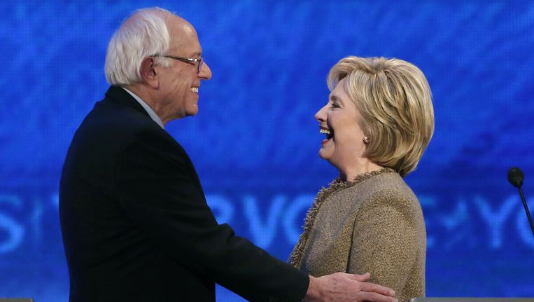 Bernie Sanders en Hillary Clinton tijdens het Democratische debat. Beeld ap