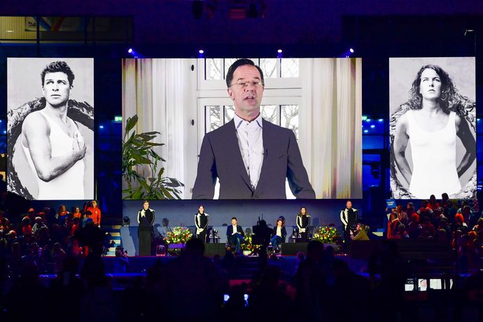 Mark Rutte sprak Ireen Wüst en Sven Kramer via een beeldverbinding toe.
