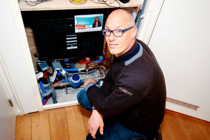Ruud Smit toont de tijdelijke slotjes op de leidingen van de stadsverwarming.