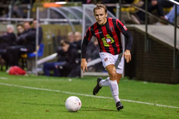 Archiefbeeld OJC Rosmalen-speler Joep van der Velden in de wedstrijd tegen OSS'20
