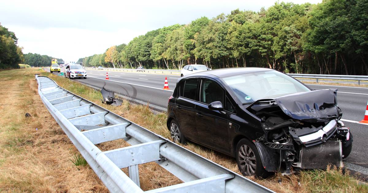 Auto met klapband botst tegen vangrail op A1 bij Bornerbroek, één rijstrook afgesloten - AD
