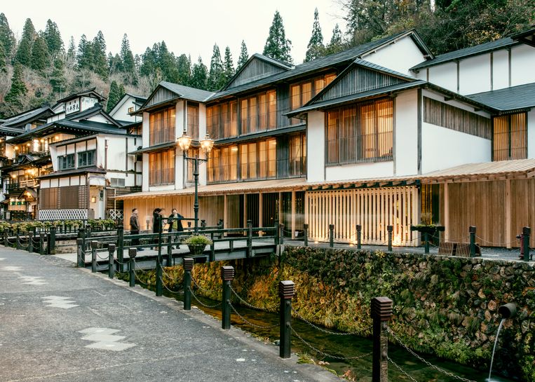 Hot spring hotel in Yamagata in de kenmerkende Kuma-stijl: met elegant houtwerk en misleidend eenvoudig van opzet.  Beeld Stefan Ruiz