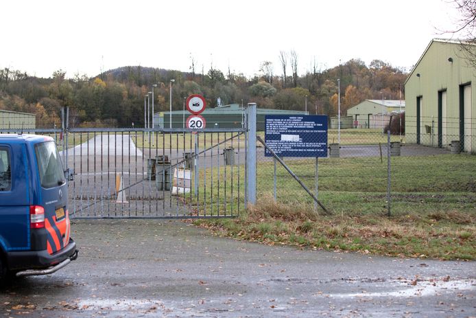 De Prepositioned Organizational Materiel Storage site (POMS) van defensie in Brunssum vanaf de openbare weg, waar de kankerverwekkende stof chroom-6 is gebruikt bij verfwerkzaamheden.