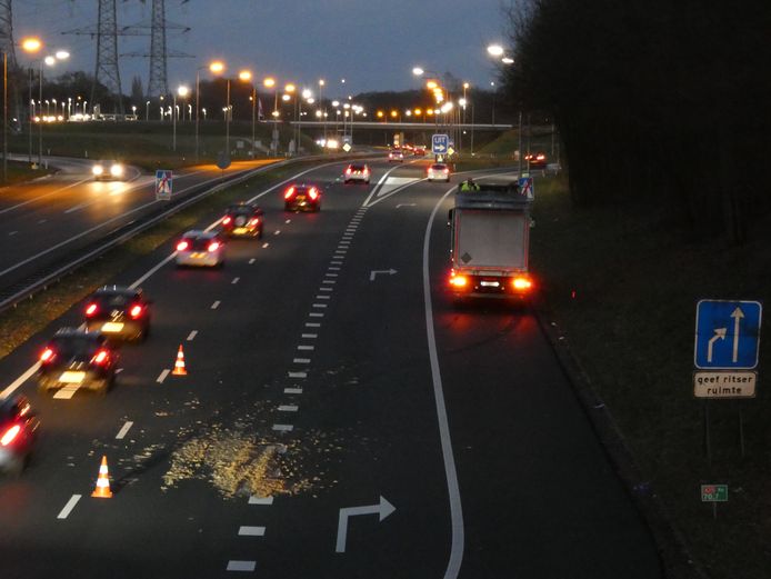 De rechter rijstrook is afgesloten voor het verkeer. Het verkeer tussen Hengelo en Enschede moet rekening houden met vertraging.
