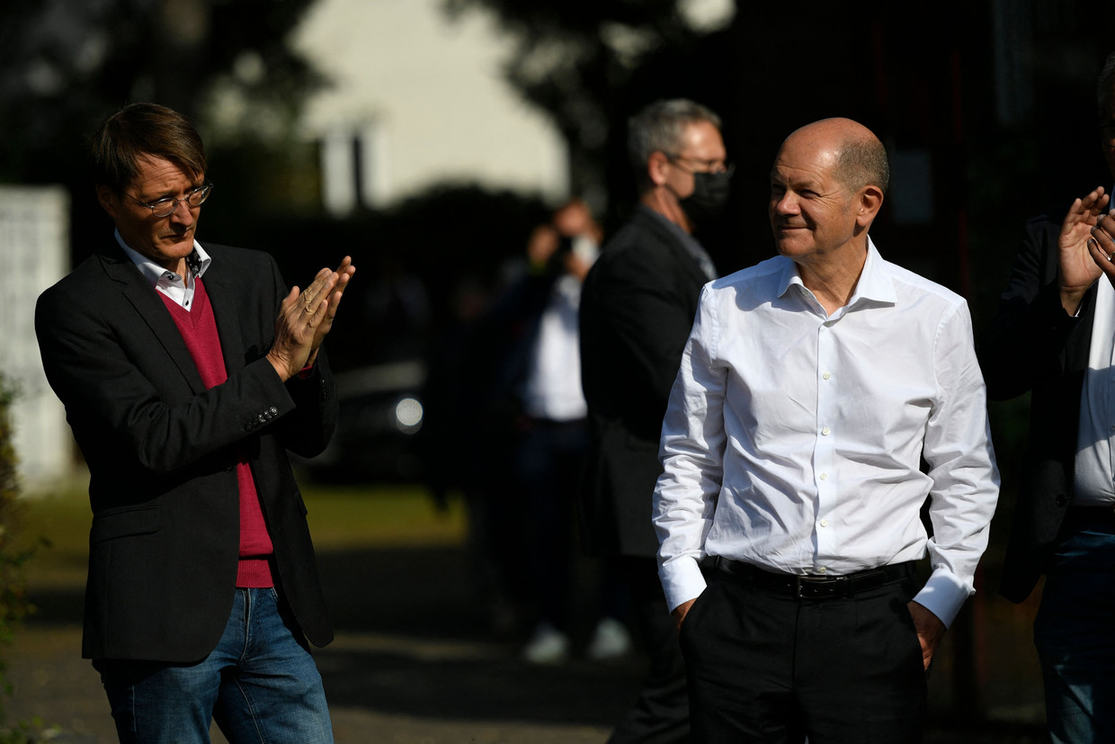 De SPD van Olaf Scholz (rechts) gaat aan kop in de peilingen.  Beeld AFP