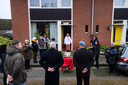 Kolonel Ludy de Vos (rode baret) overhandigt Eba Huwaë in Wierden militaire onderscheidingen voor haar inmiddels overleden echtgenoot en KNIL-soldaat Lucas Huwaë.