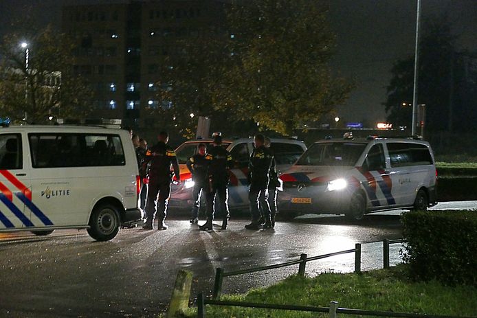De politie rukte met meerdere voertuigen uit naar het schietincident in Nijmegen.