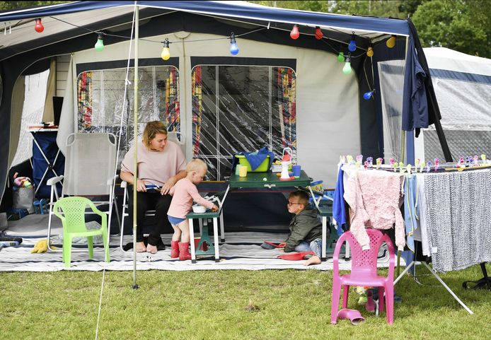 Campings in Overijssel doen goede zaken in deze zomermaanden, maar het maakt vooralsnog het inkomstenverlies aan het begin van het jaar niet goed.