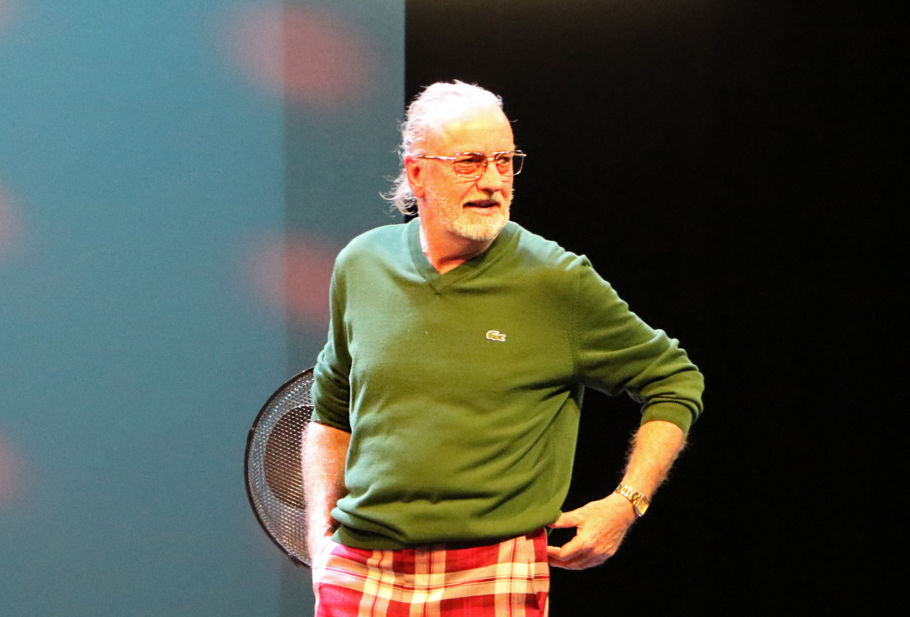 Ton Kas tijdens zijn optreden in Theater de Mythe in Goes.