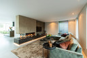 Een particuliere woning met akoestisch spanplafond inclusief ingebouwde verlichting.