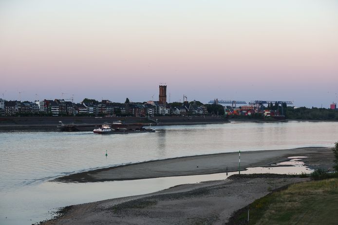 Een schip op de Rijn in Emmerich, Duitsland. Het waterpeil van de Rijn is erg laag. Beeld gemaakt op 12 augustus.