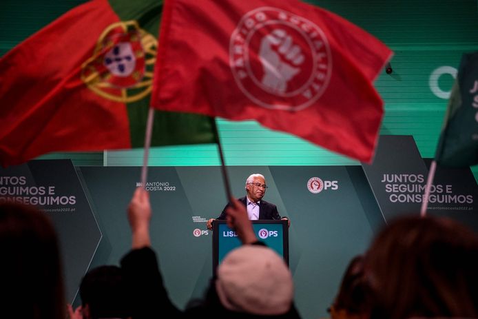 António Costa wordt toegewuifd met een Portugese vlag en de gebalde vuist van zijn Socialistische Partij.