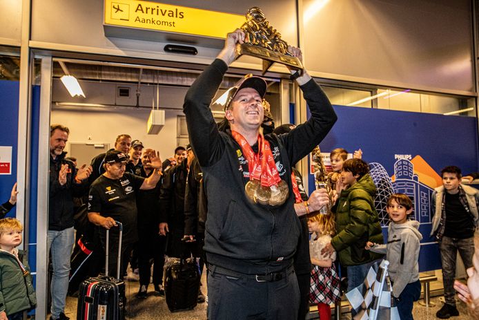 Janus van Kasteren van Boss Machinery Team De Rooy heeft Dakar 2023 gewonnen. Daarmee is hij de vierde Nederlander ooit die het truckklassement won. Hij en zijn team worden ontvangen door vrienden en familie op Eindhoven Airport.