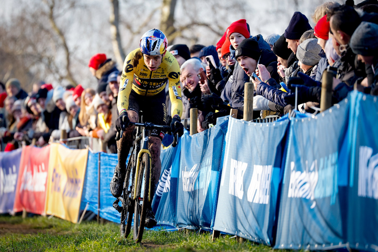 Met een geslaagde repetitie in Hamme, vorige zaterdag, toont Wout van Aert dat hij klaar is voor het WK veldrijden. Beeld Photo News