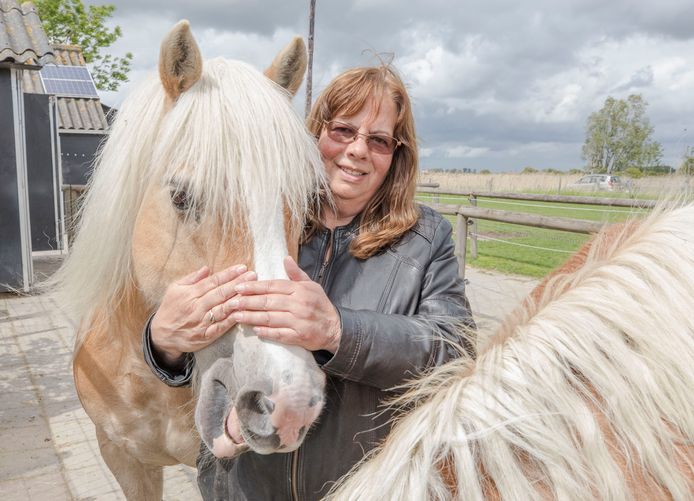 'De buitenlucht is nu mijn beste vriend', zegt Rini van Erp. Ze wil dolgraag een vaccinatie, maar moet wachten omdat ze eerder een aanbod om geprikt te worden met AstraZeneca, afsloeg.