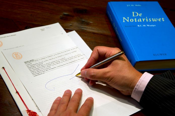 Het ondertekenen van een akte in een notariskantoor.