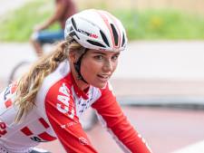 Puck Moonen speelt bikinimodel op vakantie met vriend, Jim Bakkum straalt in afgedankt pakje Bettina