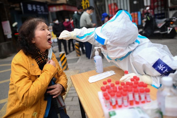 Een vrouw ondergaat een coronatest in de Chinese provincie Hubei.