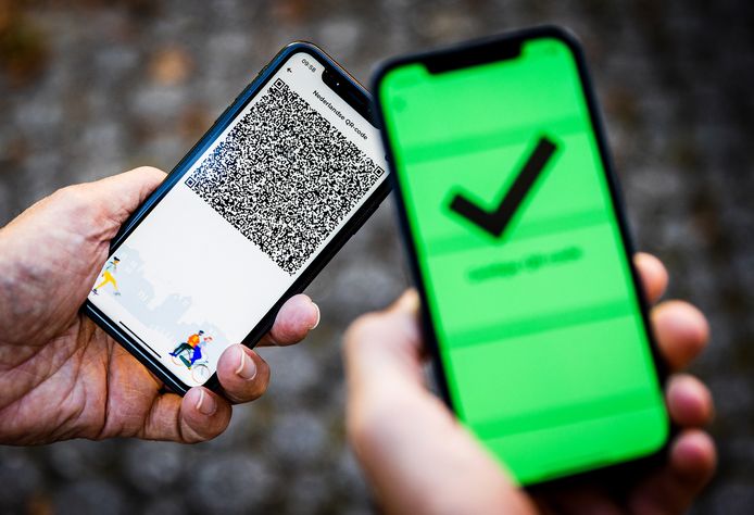 Een telefoon met een groen vinkje in de CoronaCheck app.